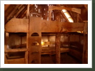 Fischerhütte: 6-7 Schlafplätze, davon 4 auf der Empore, die über Leitern erreichbar sind. Tisch und Hocker optional möglich. Fischerhütte: 6-7 Schlafplätze, davon 4 auf der Empore, die über Leitern erreichbar sind. Tisch und Hocker optional möglich.