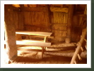 Imkerhütte: 6 Schlafplätze, davon 2 über eine Leiter erreichbar. Tisch und Sitzgelegenheiten in der Hütte.