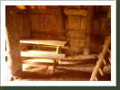 Imkerhütte: 6 Schlafplätze, davon 2 über eine Leiter erreichbar. Tisch und Sitzgelegenheiten in der Hütte. Imkerhütte: 6 Schlafplätze, davon 2 über eine Leiter erreichbar. Tisch und Sitzgelegenheiten in der Hütte.