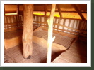 Medizinhütte: 4-6 Schlafplätze, davon 2 eher Kindergröße, bei Vollbelegung wenig Ablagefläche, kein Tisch, Hocker optional.