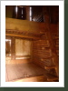 Schäferhütte: 2 Haushälften mit je 5 Liegeplätzen, jeweils 2 oben über eine Leiter zu erreichen. Wenig Ablagefläche bei Vollbelegung, Tisch und Sitzgelegenheiten draußen unter dem Vordach möglich.